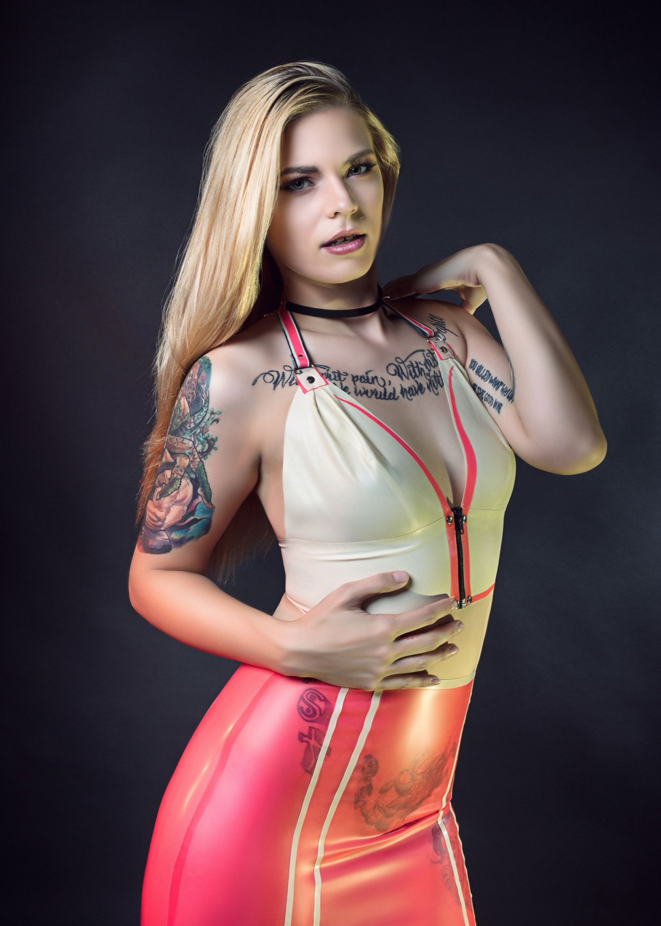 Model in einem beige-rosa Latex-Outfit